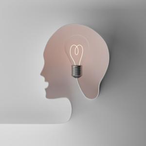 Tête humaine simulée avec un cordon sur une ampoule illustrant une idée créative et la propriété intellectuelle