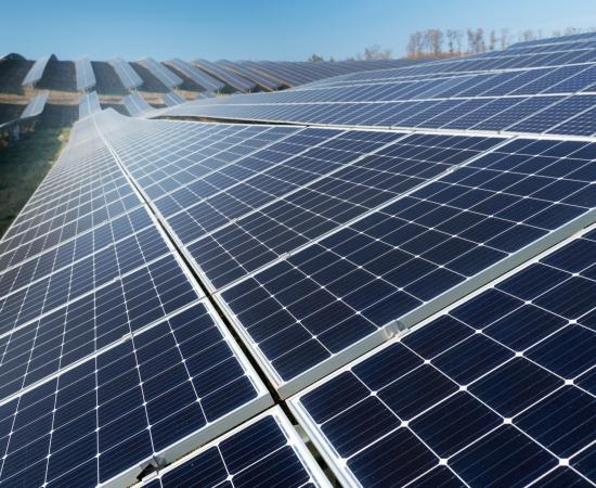 Energiecentrale met zonnepanelen