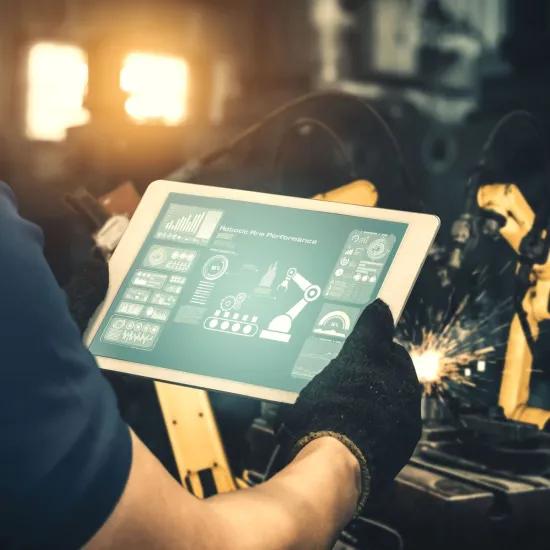 Ingenieur analyseert gegevens op tablet in een industriële omgeving en past contextbewuste afwijkingsdetectie toe om de productie-efficiëntie te verbeteren.