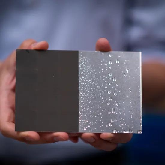 Gros plan d'une plaque métallique traitée avec la technologie laser, montrant une surface hydrophobe texturée d'un côté et une surface non traitée de l'autre. Illustre les propriétés fonctionnelles du texturage laser femtoseconde.