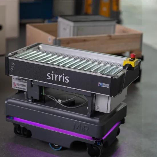 AMR (automatische mobiele robot) met Sirris logo, ter illustratie van de implementatie van AMR/AGV in een productieomgeving