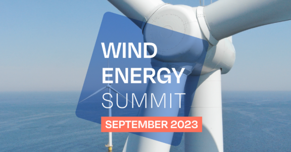 Gros plan sur une éolienne en mer avec le logo du Sommet de l'énergie éolienne 2023