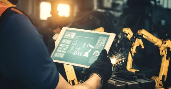 Ingenieur analyseert gegevens op tablet in een industriële omgeving en past contextbewuste afwijkingsdetectie toe om de productie-efficiëntie te verbeteren.