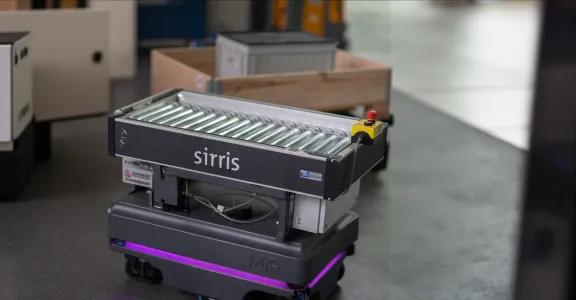 AMR (robot mobile automatique) avec le logo Sirris, représentant la mise en œuvre de l'AMR/AGV dans un environnement de production - Stratégies « push » et « pull » expliquées