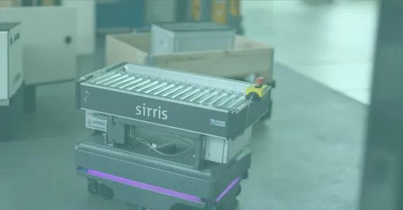 Een autonoom mobiel robot (AMR) met een transportsysteem, voorzien van het "Sirris"-logo, actief in een industriële magazijnomgeving. Deze AMR demonstreert geautomatiseerd materiaaltransport en is relevant voor het AGVsim-project, dat zich richt op het optimaliseren van de inzet van automatische geleide voertuigen (AGV) en AMR’s in geavanceerde productieomgevingen.