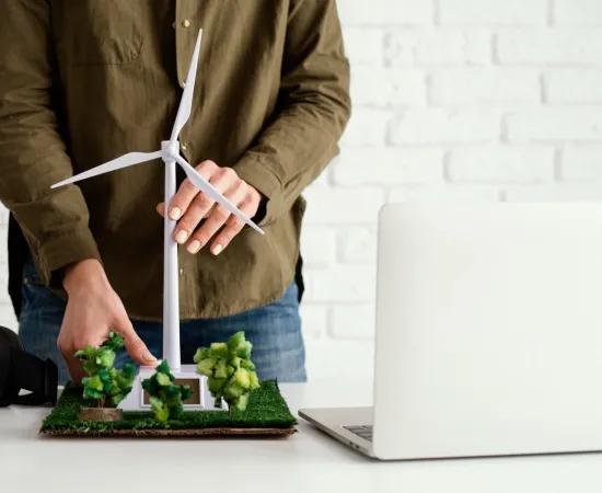 Vrouw aan het werk aan miniatuur turbine model